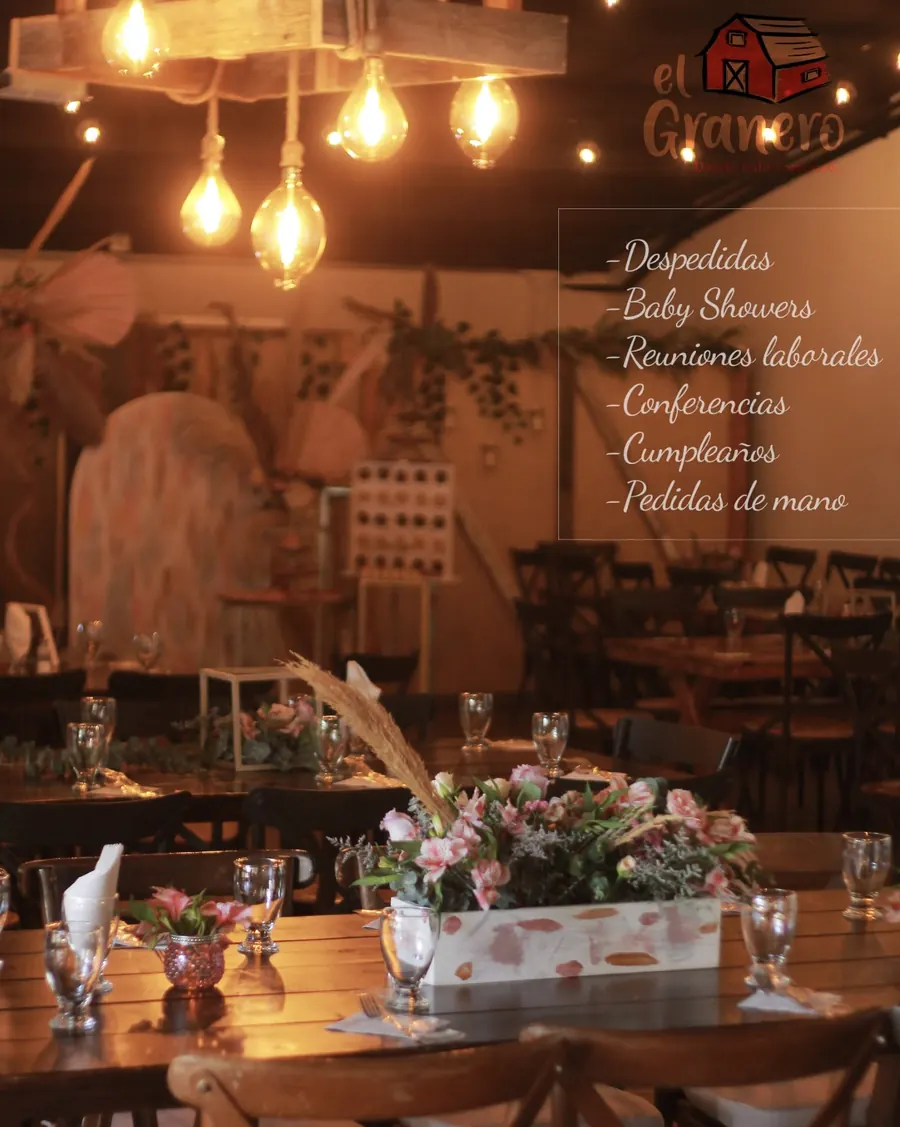 Salón con foquitos colgantes para eventos