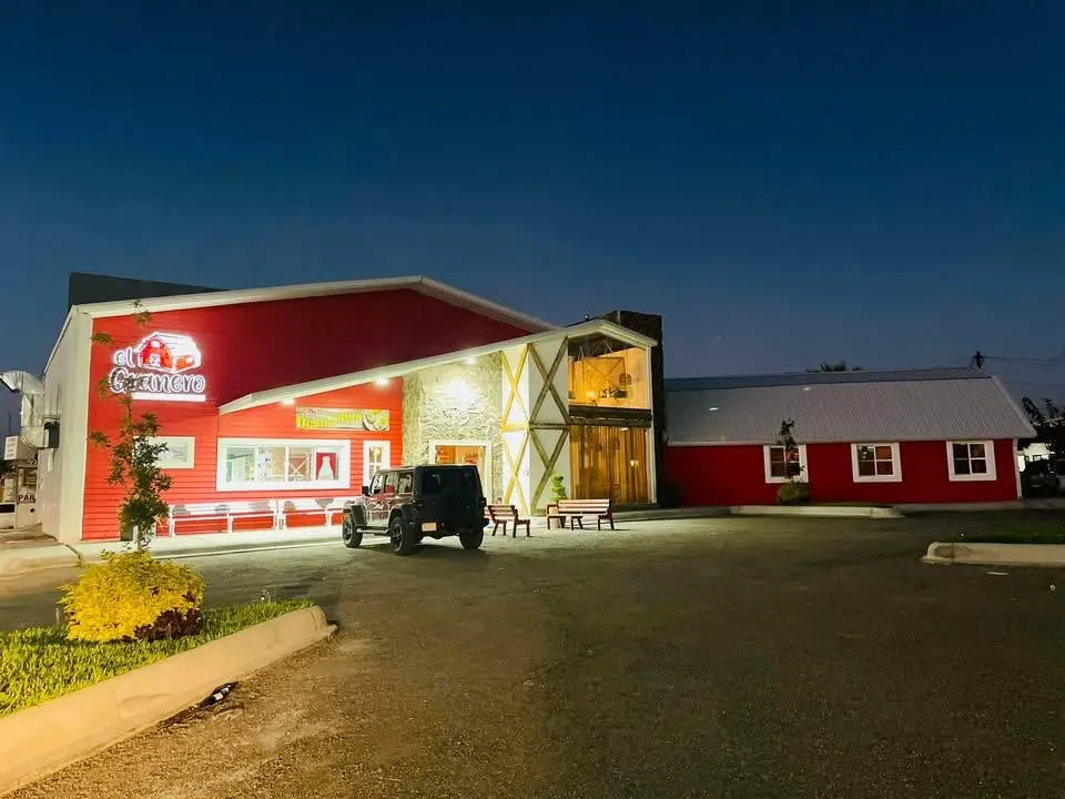 Fachada roja de El Granero de noche